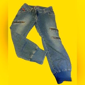 Guess Cuffed Jeans in Excellent Condtion. Size 28 waist.